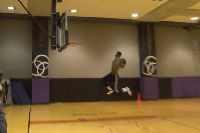 Σόου καρφωμάτων από τον ΛεΜπρόν Τζέιμς (video)