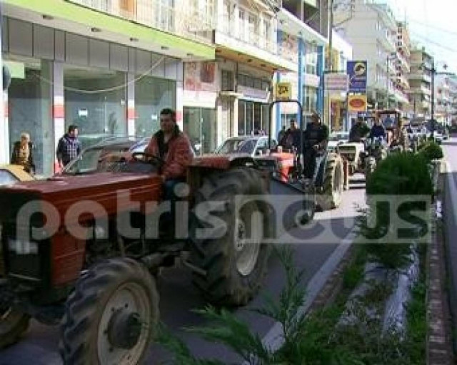 Πορεία με τρακτέρ στο κέντρο του Πύργου