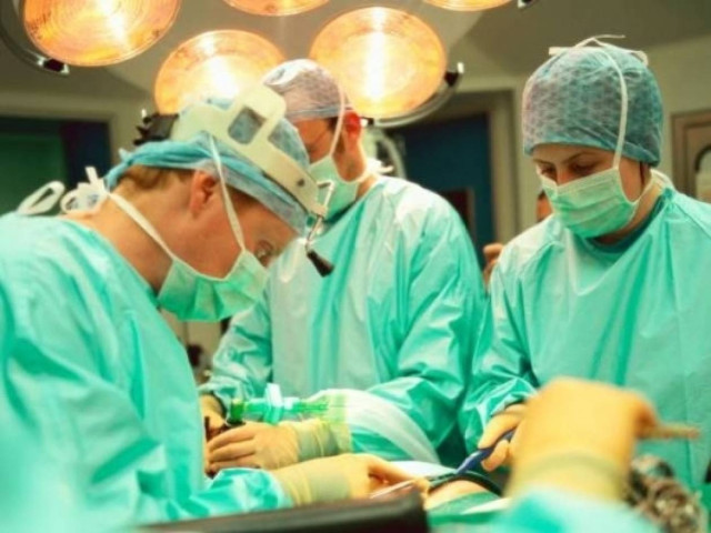 Δείτε γιατί οι χειρουργοί φοράνε πάντα πράσινες φόρμες