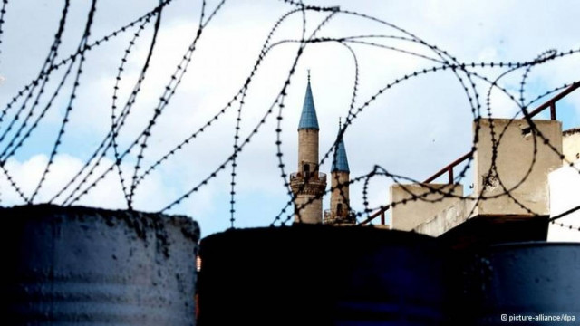 Die Presse: «Κύπρος: Θα πέσει το τελευταίο τείχος της Ευρώπης;»