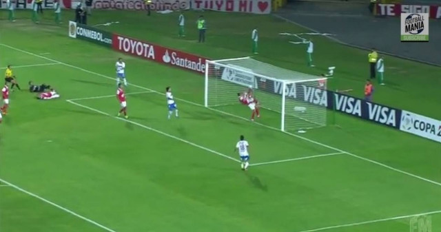 Αμυντικός την είδε… τερματοφύλακας! (video)