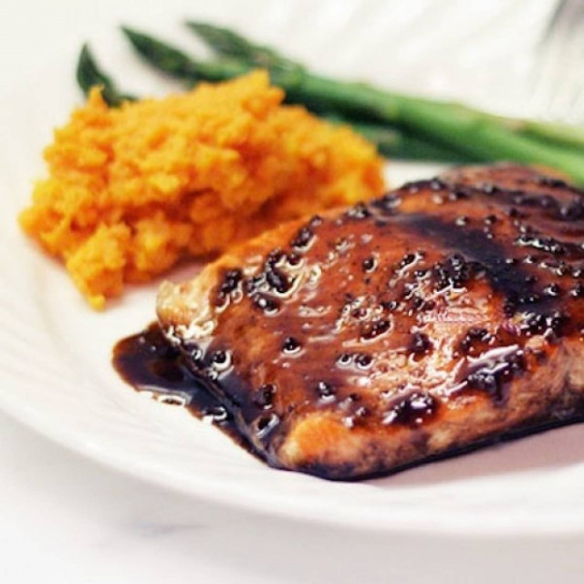 Ζουμερό φιλέτο σολομού με καραμελωμένη σάλτσα μπαλσάμικο