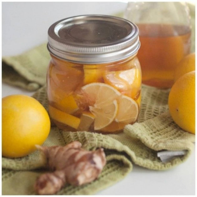 Πόνεσε ο λαιμός σας; Γευτείτε φέτες λεμονιού με τζίντζερ και μέλι