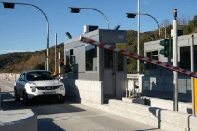 Άνοιξαν τα διόδια της Τραγάνας οι αγρότες