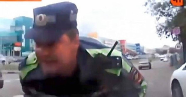 Αστυνομικός κασκαντέρ κολλάει σαν μύγα σε παρμπρίζ (vid)