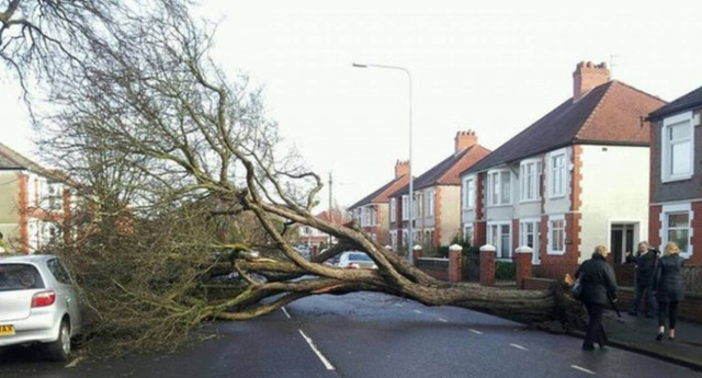 Κόκκινος συναγερμός: Θυελλώδεις άνεμοι σαρώνουν τη Βρετανία (pics)