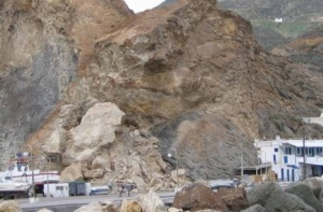 Ζημιές και κατολισθήσεις στο λιμάνι της Ανάφης