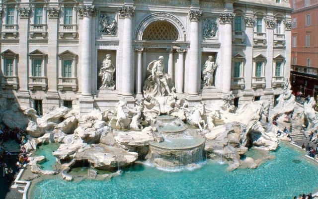Δείτε πως μαζεύονται τα χρήματα από την Fontana di Trevi! (vid)