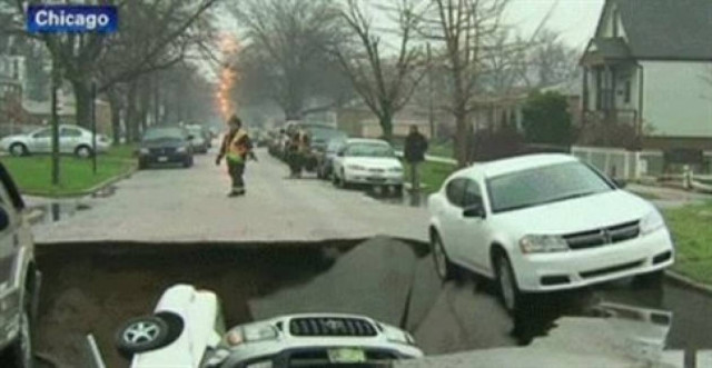 Βίντεο: Η στιγμή που τεράστια τρύπα «καταπίνει» αυτοκίνητο!