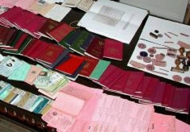 Συνελήφθησαν Ρουμάνες για πλαστογραφία