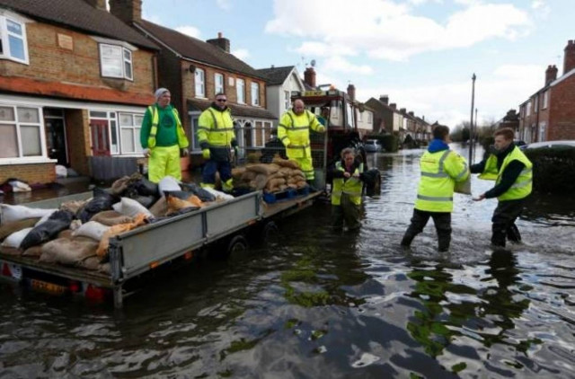 Greek rescuers to Britain