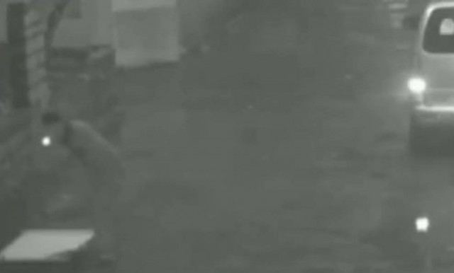 Κάμερα ασφαλείας πρόδωσε το δράστη: Την έκλεισε μέσα σε υπόνομο! (vid)