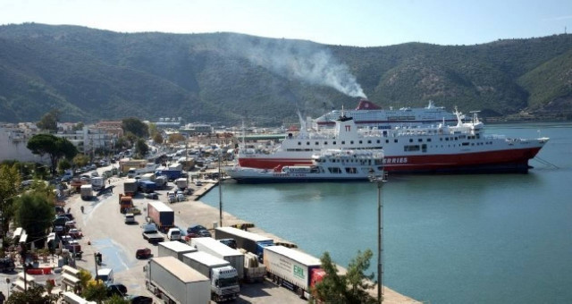 Ηγουμενίτσα: Το φορτηγό μετέφερε πλαστικά και... εννέα αλλοδαπούς