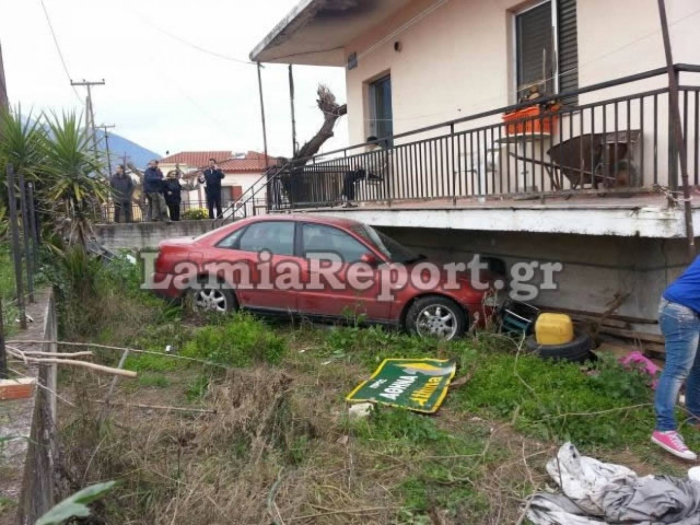 Λαμία: Αυτοκίνητο... προσγειώθηκε σε αυλή σπιτιού! (φωτό)