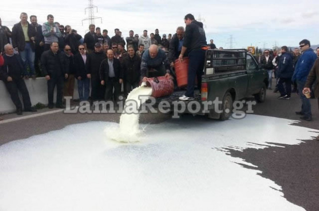 Άδειασαν το γάλα στην εθνική και έστειλαν μήνυμα στην κυβέρνηση