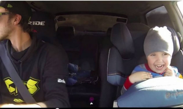 Ο τρίχρονος που ξεκαρδίζεται με τα παντιλίκια του μπαμπά του! (βίντεο)