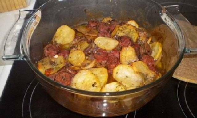 Συνταγή για χωριάτικα λουκάνικα στο φούρνο με πατατούλες!