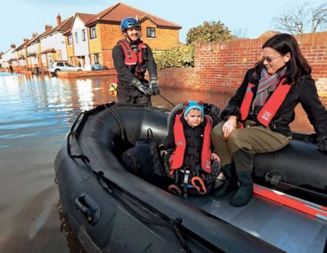 Φονικό κύμα κακοκαιρίας σε Βρετανία και ΗΠΑ