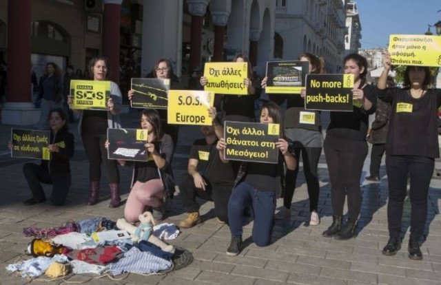 Μέλη της Διεθνούς Αμνηστίας τραγούδησαν για τους μετανάστες!