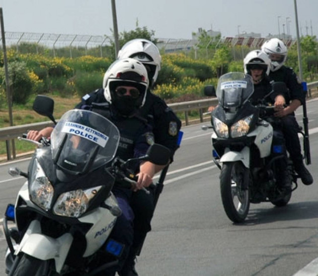 Πρέβεζα: Χειροπέδες σε διακινητές που μετέφεραν παράνομο μετανάστη