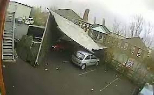 Συγκλονιστικό βίντεο! Στέγη ξεκόλλησε από τον αέρα κι έπεσε σε οχήματα