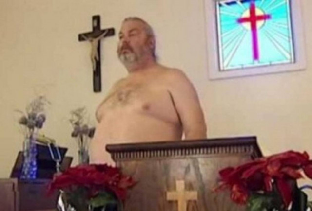 Γυμνός πάστορας καλεί το ποίμνιό του να πλησιάσει τον Θεό (pics +vid)