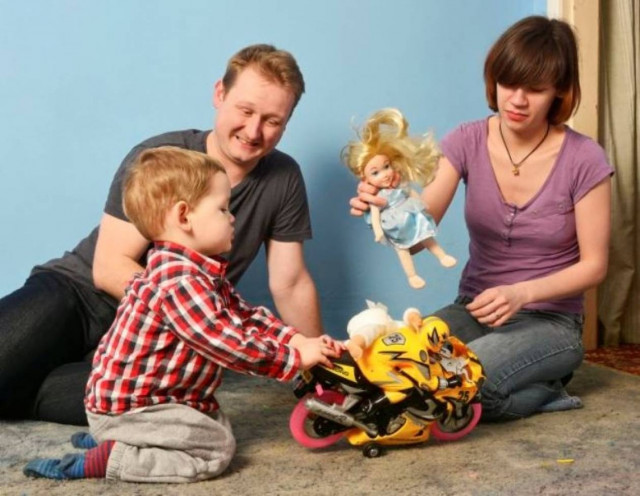 Μεγαλώνουν το παιδί τους σαν αγόρι και κορίτσι ταυτόχρονα (pics)