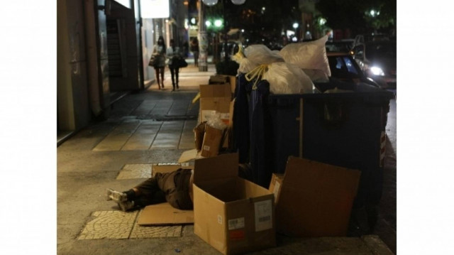 Συγκλονίζει: Άστεγος κοιμάται στα σκουπίδια στην Κρήτη