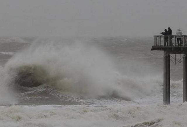 Στους τρεις οι νεκροί από την κακοκαιρία στη Βρετανία