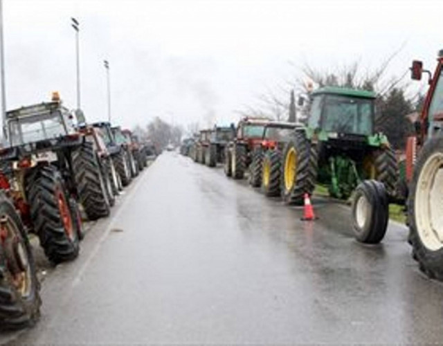 Θεσσαλονίκη: Αγρότες απέκλεισαν τον κόμβο της Κουλούρας