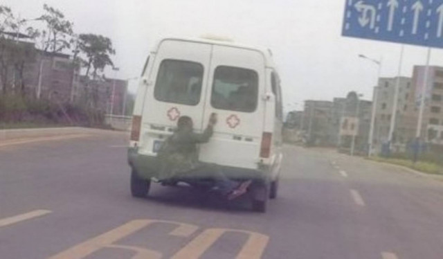 Ξέχασαν να... παραλάβουν τον ασθενή κι αυτός κρεμάστηκε στο ασθενοφόρο