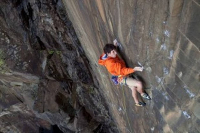 Βίντεο: Σκαρφαλώνει στα 500 μέτρα με τα χέρια