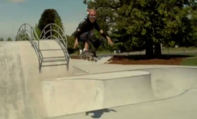 Ανταγωνίζεται επαγγελματίες του σκέιτμπορντ στα δέκα του!