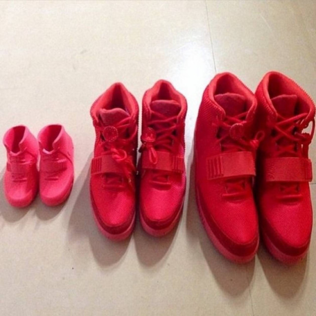 Μπαμπάς, μαμά και κόρη έχουν τα ίδια φούξια αθλητικά παπούτσια!