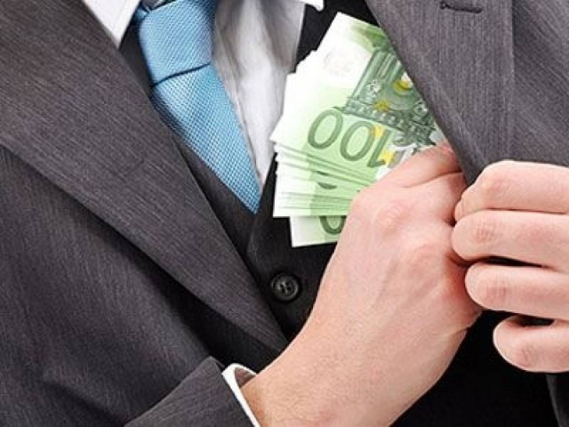 Έπαιρναν «φακελάκι» για να πολιτογραφούν αλλοδαπούς