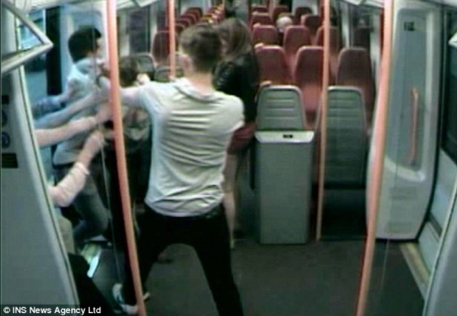 Η στιγμή που νεαρός βρίσκει φρικτό θάνατο σε σταθμό τραίνων