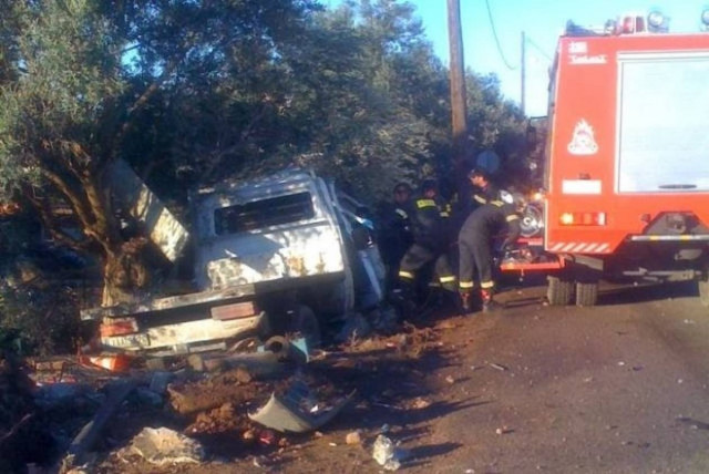Ι.Χ. καρφώθηκε σε δέντρο - Ένας νεκρός