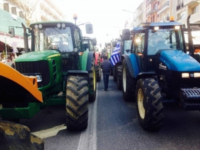 Στο κέντρο της Αλεξανδρούπολης οι αγρότες (βίντεο)