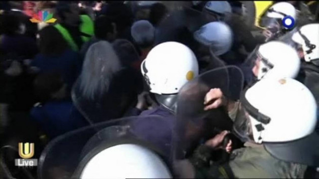 ΕΚΤΑΚΤΟ: Ένταση και χημικά στο υπ. Διοικ. Μεταρρύθμισης(pics)