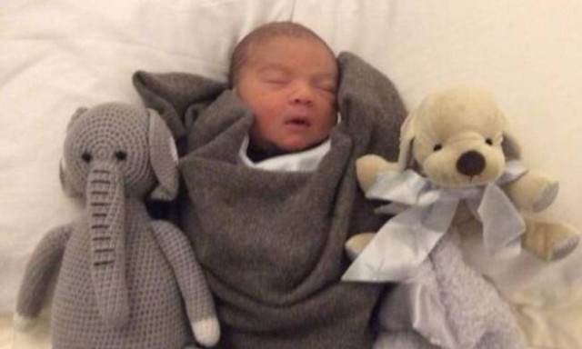 Πόσταρε στο twitter νέα φωτογραφία του μόλις τεσσάρων ημερών γιου του!