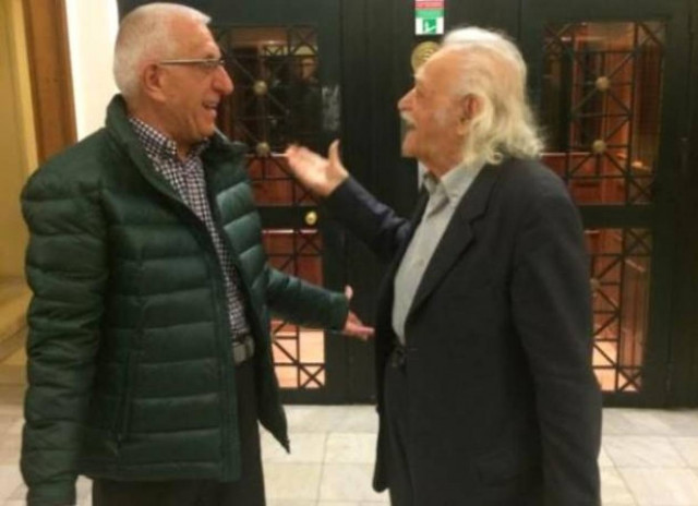 Θερμή συνάντηση Γλέζου- Κακλαμάνη στο περιστύλιο της Βουλής