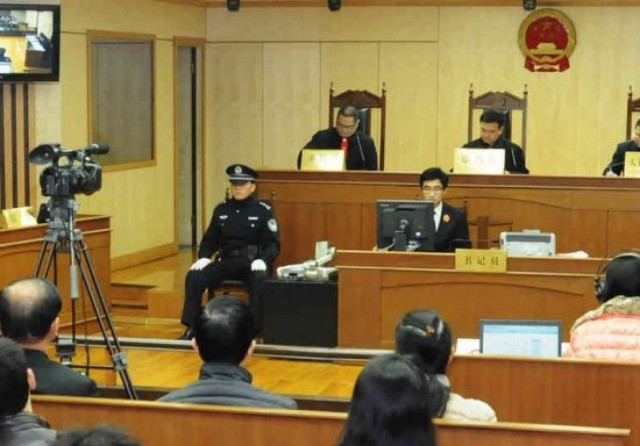 Σε θάνατο καταδικάστηκε αστυνομικός που σκότωσε έγκυο