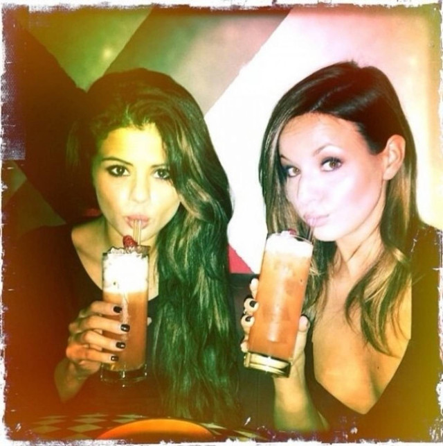 H Selena Gomez πίνει αλκοόλ αμέσως μετά την αποτοξίνωση;