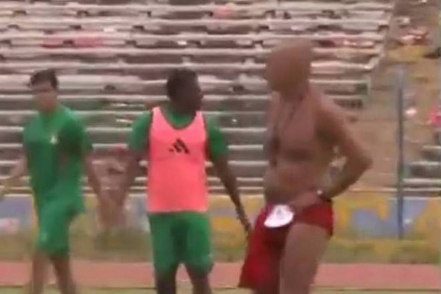 Περού: Προπονητής εμφανίστηκε με κόκκινο εσώρουχο! (video)