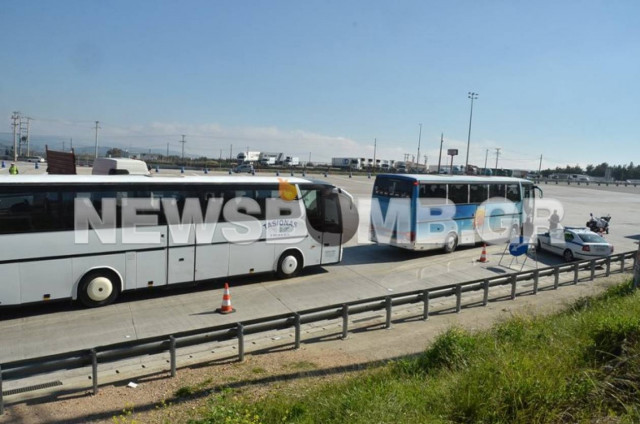 Έφτασαν στα διόδια οι αγρότες (pics)