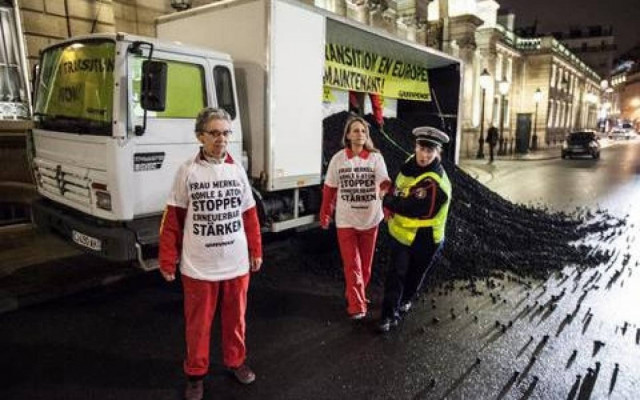 Άδειασαν ένα φορτηγό γεμάτο κάρβουνο στην πόρτα του Φρανσουά Ολάντ