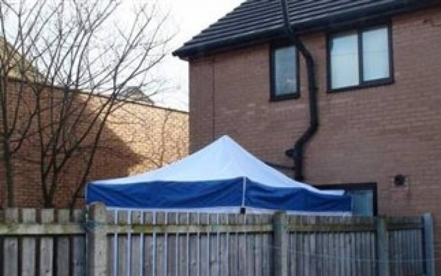 Θρίλερ: Την βρήκαν αναίσθητη δίπλα στην νεκρή κορούλα της