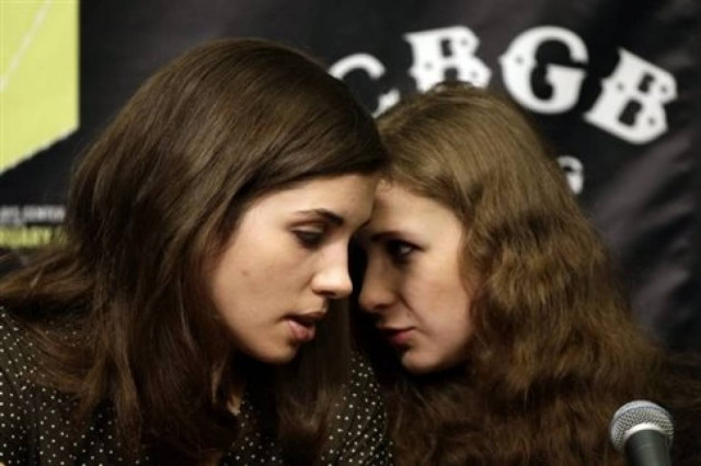 Οι Pussy Riot κατήγγειλαν ότι Κοζάκοι τις χτύπησαν με μαστίγια