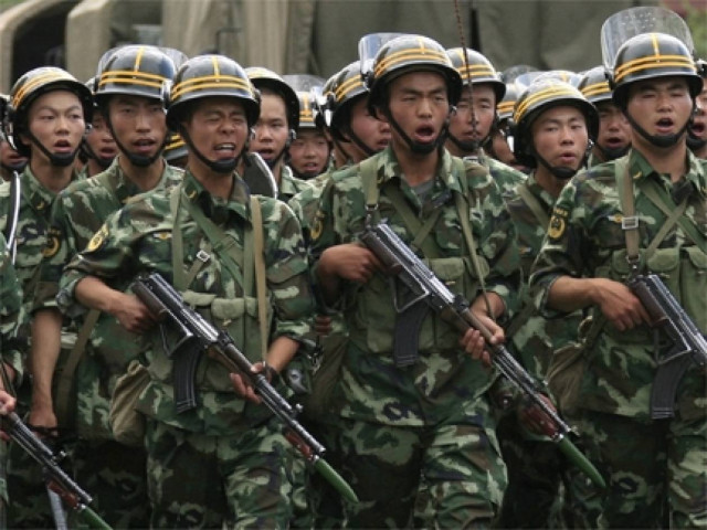 Chinese soldiers have trouble fitting in tanks