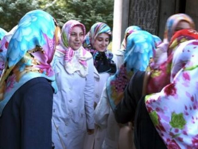 Ισλαμιστές αντάρτες επιχειρούν να επιβάλλουν τη μαντίλα στις γυναίκες